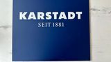 In den Neunzigern kam das Karstadt-Blau auf. Das Quadrat in der Farbe war sehr typisch für die Zeit. Damals gab es einen Konflikt mit Beiersdorf: Karstadt sei zu dicht am Nivea-Blau, hieß es. Man änderte die Farbe dann leicht ab.  Stücke aus der Zeit der Zweitausender und in der Galeria-Optik mag Holger Bergt weniger gern. Deshalb besitzt er kaum Artefakte aus der Gegenwart.  Bergt sagt: "Vielleicht ist es  einfacher für mich, auch in der aktuellen Krisenlage Fan zu sein, weil ich kein Mitarbeiter bin und nicht am eigenen Leib erlebe, wie die Menschen mittlerweile oft behandelt werden. Zum Beispiel, wenn Häuser geschlossen werden. Ich hoffe wirklich, sie machen nicht noch mehr Filialen dicht. Vor allem hoffe ich das für die Mitarbeitenden. Und es wird langsam ein bisschen voll in meinem Keller."
