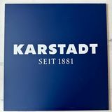 In den Neunzigern kam das Karstadt-Blau auf. Das Quadrat in der Farbe war sehr typisch für die Zeit. Damals gab es einen Konflikt mit Beiersdorf: Karstadt sei zu dicht am Nivea-Blau, hieß es. Man änderte die Farbe dann leicht ab.  Stücke aus der Zeit der Zweitausender und in der Galeria-Optik mag Holger Bergt weniger gern. Deshalb besitzt er kaum Artefakte aus der Gegenwart.  Bergt sagt: "Vielleicht ist es  einfacher für mich, auch in der aktuellen Krisenlage Fan zu sein, weil ich kein Mitarbeiter bin und nicht am eigenen Leib erlebe, wie die Menschen mittlerweile oft behandelt werden. Zum Beispiel, wenn Häuser geschlossen werden. Ich hoffe wirklich, sie machen nicht noch mehr Filialen dicht. Vor allem hoffe ich das für die Mitarbeitenden. Und es wird langsam ein bisschen voll in meinem Keller."