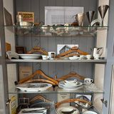 Holger Bergt besuchte zahlreiche Häuser und Archive und sammelte Material. Keine der Hochschulen nahm ihn als Studenten auf. Aber seine Leidenschaft war längst geweckt. Er recherchierte privat weiter. Besuchte die Mitarbeiter in verschiedenen Häusern bundesweit und sammelte alles, was mit Karstadt zu tun hatte.