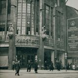 „Meine Begeisterung für das Kaufhaus ging los, als sie in Bremen 1988 den Umbau des Kaufhauses anfingen. Ich war 24 Jahre alt damals, unglücklich in meinem Job und lief oft an der Baustelle vorbei. Ich liebte die Architektur der Fassade sofort: Dieses Aufstrebende, in die Höhe denkende. Auch die historischen Gebäude wie das Haus in Kiel im Bild begeisterten mich. Ich beschloss, Architektur zu studieren und meine Diplomarbeit über die Karstadt-Architektur zu schreiben."  