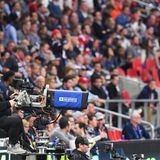 Ein kleiner Schritt:  Der Super Bowl gilt als das größte Einzelsportevent der Welt, auf dem Globus schalten über 800 Millionen Menschen die Übertragung ein. In den USA gehört das Endspiel der NFL jährlich zu den erfolgreichsten Übertragungen. In der Liste der meist gesehenen TV-Übertragungen findet sich der Super Bowl auf jedem der Top-10-Plätzen. Beim Duell der Chiefs gegen die San Francisco 49ers wurde mit 123,7 Millionen Zuschauern im Vorjahr ein neuer Bestwert für den Super Bowl erreicht, aber nicht die erfolgreichste Übertragung in der US-Geschichte. Die liegt nach wie vor beim 20. Juli 1969 und der ersten Mondlandung, bei der zwischen 125 und 150 Millionen Amerikaner eingeschaltet haben sollen.