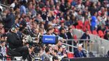 Ein kleiner Schritt:  Der Super Bowl gilt als das größte Einzelsportevent der Welt, auf dem Globus schalten über 800 Millionen Menschen die Übertragung ein. In den USA gehört das Endspiel der NFL jährlich zu den erfolgreichsten Übertragungen. In der Liste der meist gesehenen TV-Übertragungen findet sich der Super Bowl auf jedem der Top-10-Plätzen. Beim Duell der Chiefs gegen die San Francisco 49ers wurde mit 123,7 Millionen Zuschauern im Vorjahr ein neuer Bestwert für den Super Bowl erreicht, aber nicht die erfolgreichste Übertragung in der US-Geschichte. Die liegt nach wie vor beim 20. Juli 1969 und der ersten Mondlandung, bei der zwischen 125 und 150 Millionen Amerikaner eingeschaltet haben sollen.
