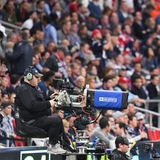 Ein kleiner Schritt  Der Super Bowl gilt als das größte Einzelsportevent der Welt, auf dem Globus schalten über 800 Millionen Menschen die Übertragung ein. In den USA gehört das Endspiel der NFL jährlich zu den erfolgreichsten Übertragungen. In der Liste der meist gesehenen TV-Übertragungen findet sich der Super Bowl auf jedem der Top-10-Plätzen. Beim Duell der Kansas City Chiefs gegen die Philadelphia Eagles wurde mit 127,7 Millionen Zuschauern im Vorjahr ein neuer Bestwert für den Super Bowl erreicht, aber nicht die erfolgreichste Übertragung in der US-Geschichte. Die liegt nach wie vor beim 20. Juli 1969 und der ersten Mondlandung, bei der zwischen 125 und 150 Millionen Amerikaner eingeschaltet haben sollen