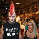 Markus Söder (CSU) kommt als Punk verkleidet und in einem T-Shirt mit der Aufschrift "Hast Du mal nen Euro?"