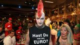 Markus Söder (CSU) kommt als Punk verkleidet und in einem T-Shirt mit der Aufschrift "Hast Du mal nen Euro?"