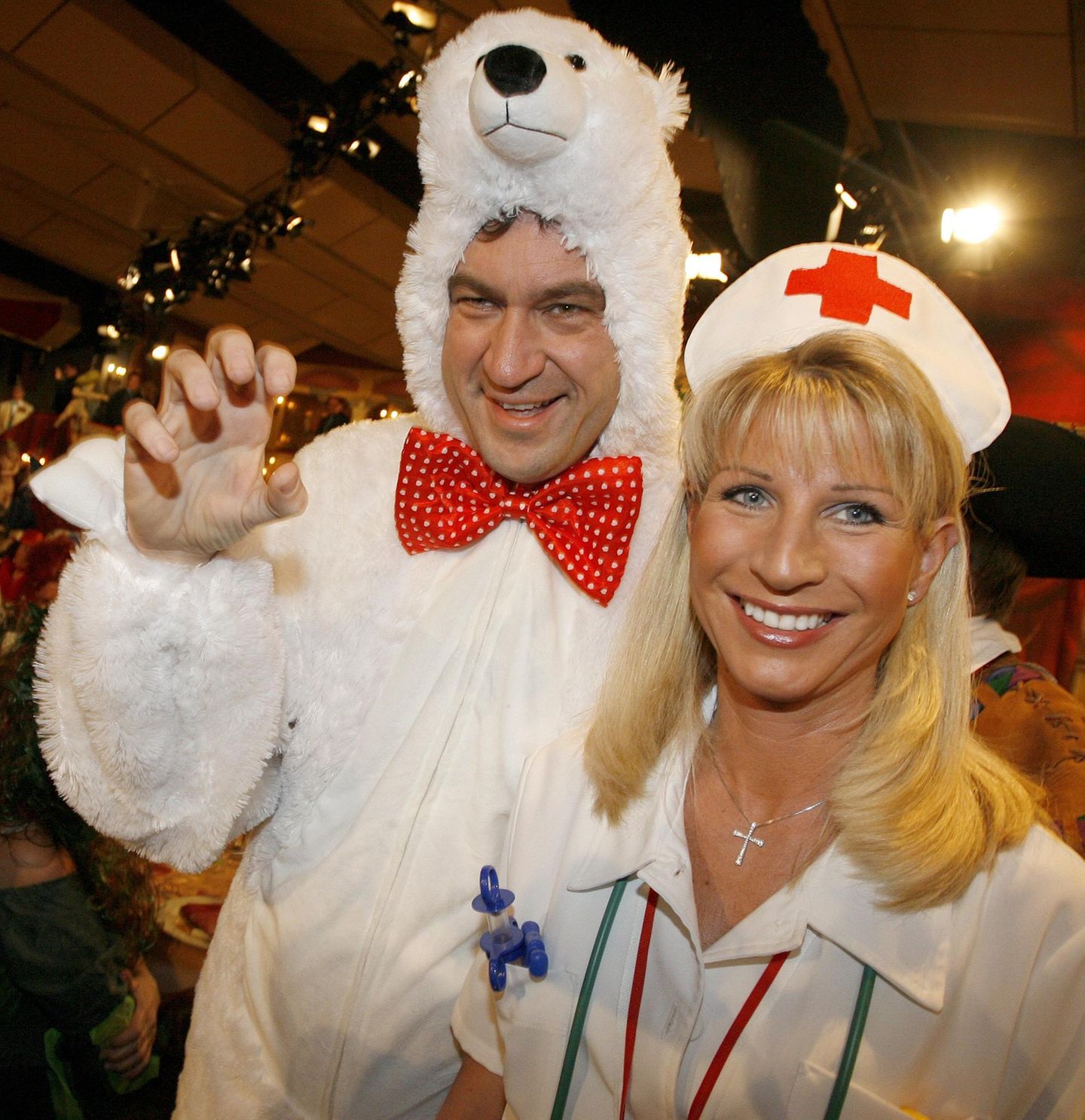 Markus Söder als Eisbär verkleidet