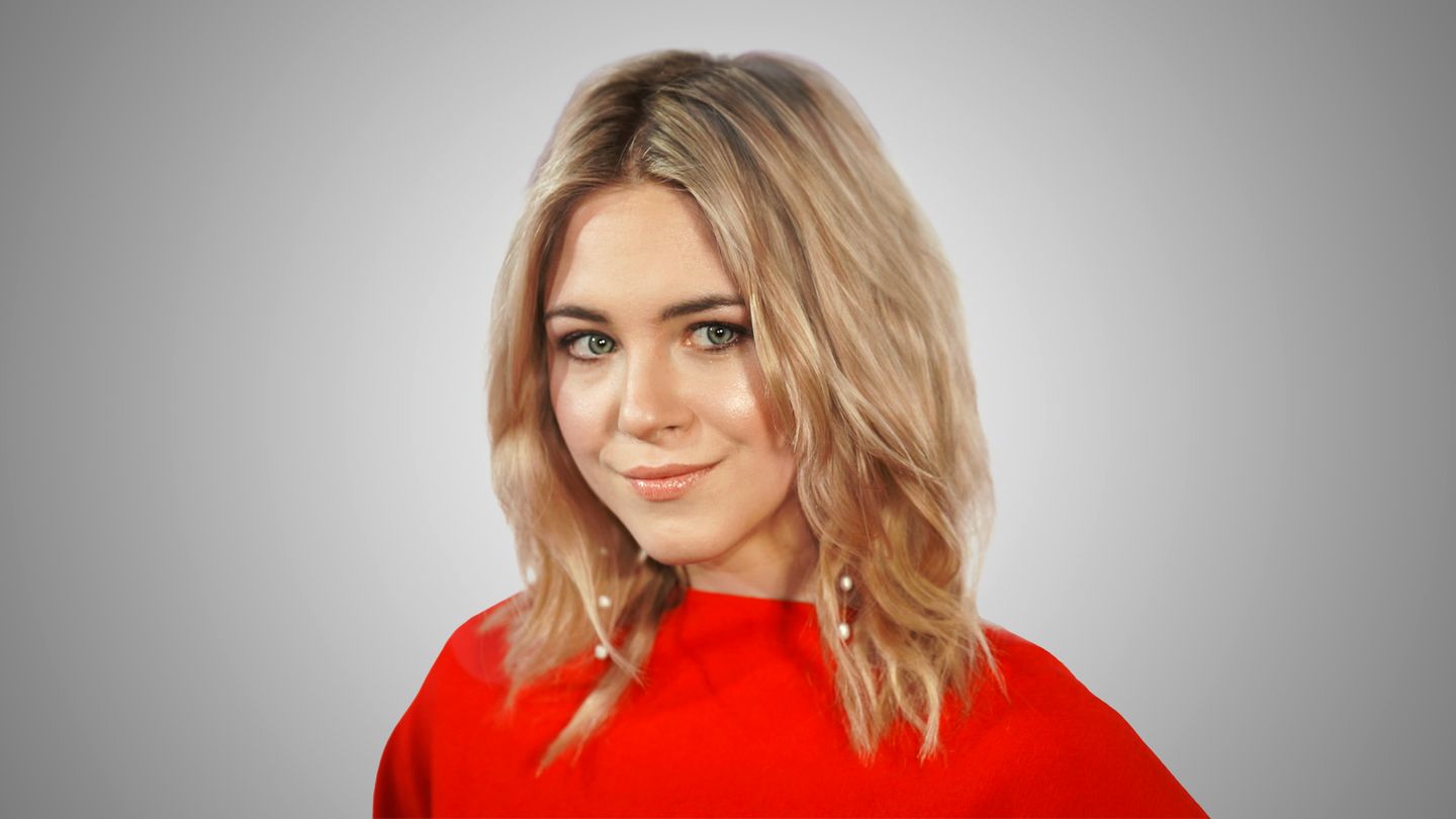 Diana zur Löwen, Influencerin Diana zur Löwen vor grauem Hintergrund