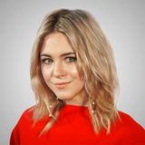 Diana zur Löwen vor grauem Hintergrund