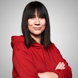 Louisa Dellert vor grauem Hintergrund