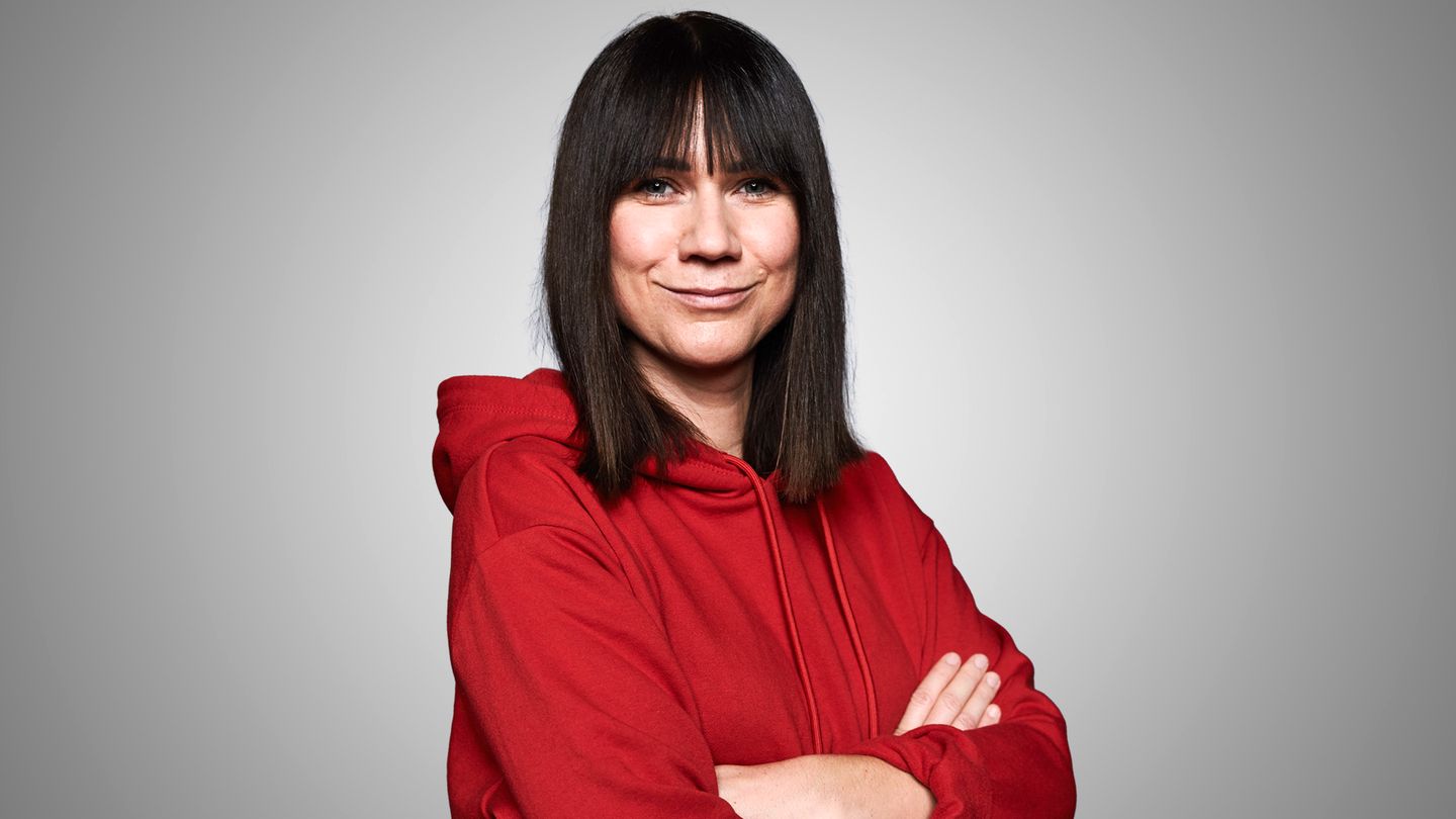 Louisa Dellert, Influencerin Louisa Dellert vor grauem Hintergrund