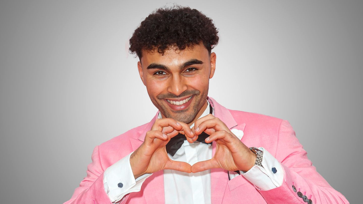 Younes Zarou, Influencer Portrait von Younes Zarou der seine Hände zu einem Herz formt