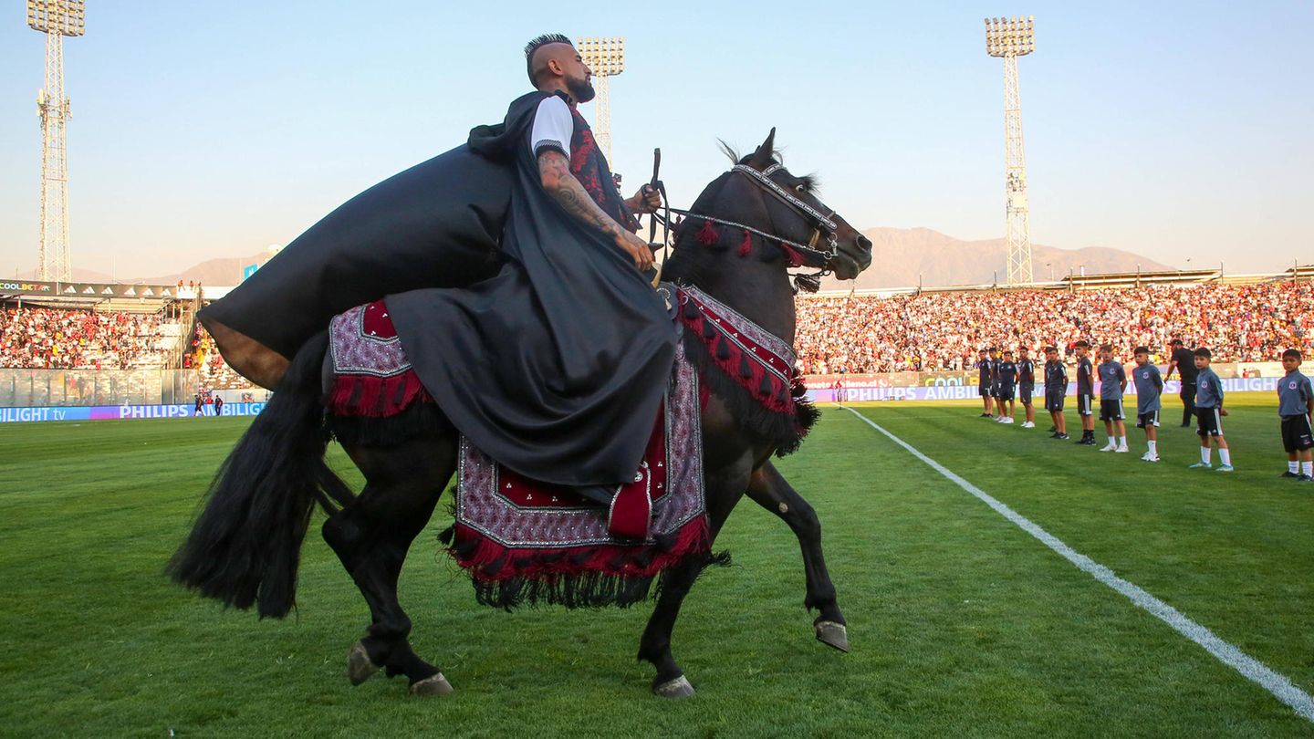 Dann steigt Vidal auf ein Pferd und reitet durch das Stadion