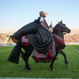 Dann steigt Vidal auf ein Pferd und reitet durch das Stadion