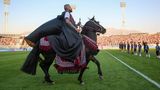 Dann steigt Vidal auf ein Pferd und reitet durch das Stadion
