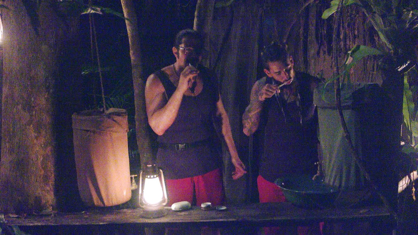 Mike und Fabio putzen sich die Zähne