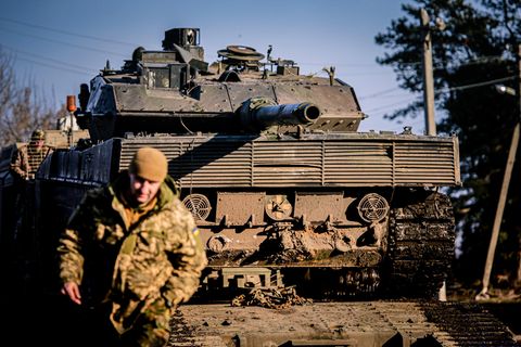 Ukrainische Soldaten entladen einen Leopard-2-Panzer