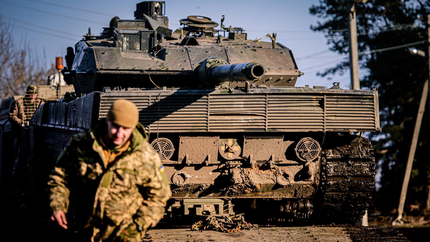 Ukrainische Soldaten entladen einen Leopard-2-Panzer