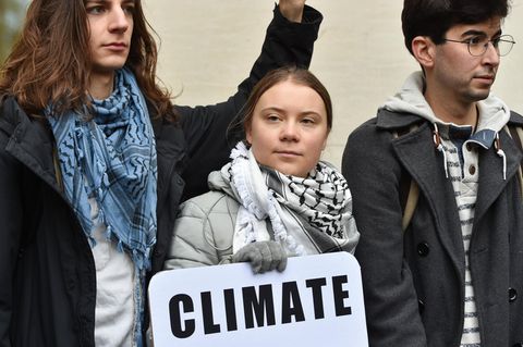 Aktivistin Greta Thunberg kommt mit Schild zum Prozess: "Klimastreik ist kein Verbrechen"