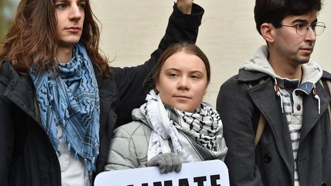 Aktivistin Greta Thunberg kommt mit Schild zum Prozess: "Klimastreik ist kein Verbrechen"