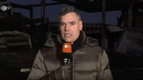 Armin Coerper, Leiter des ZDF-Studios Moskau, spricht in ein Mikrofon