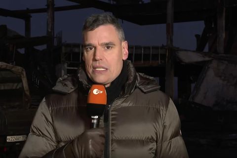 Armin Coerper, Leiter des ZDF-Studios Moskau, spricht in ein Mikrofon