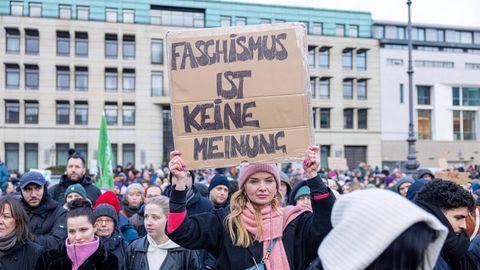 Protestwelle in Deutschland: Menschen gehen gegen rechts auf die Straße