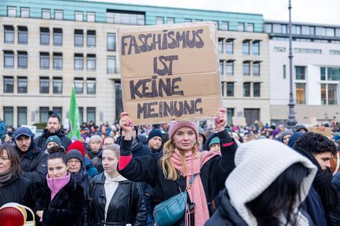 Protestwelle in Deutschland: Menschen gehen gegen rechts auf die Straße