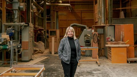 Baufritz-Chefin Dagmar Fritz-Kramer in der zentralen Produktionshalle des Fertighaus-Herstellers