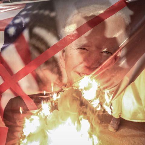 Anhänger des irakischen schiitischen Geistlichen al-Sadr verbrennen ein Plakat von US-Präsident Joe Biden (Archivbild)
