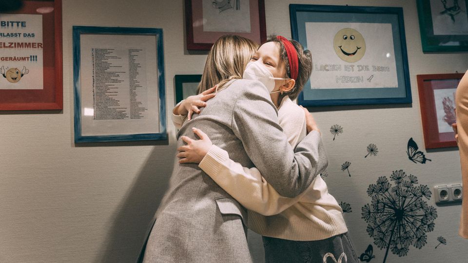 Olena Selenska umarmt ein krebskrankes Mädchen in der Charité Berlin Olena Selenska umarmt ein krebskrankes Mädchen in der Charité Berlin