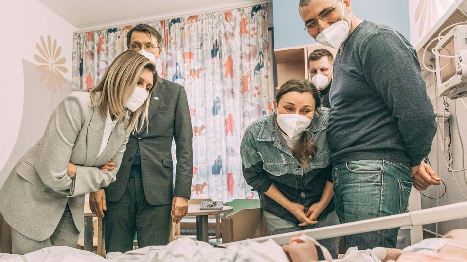 Olena Selenska beugt sich über ein Kind auf der Kinderkrebsstation der Charité Olena Selenska beugt sich über ein Kind auf der Kinderkrebsstation der Charité