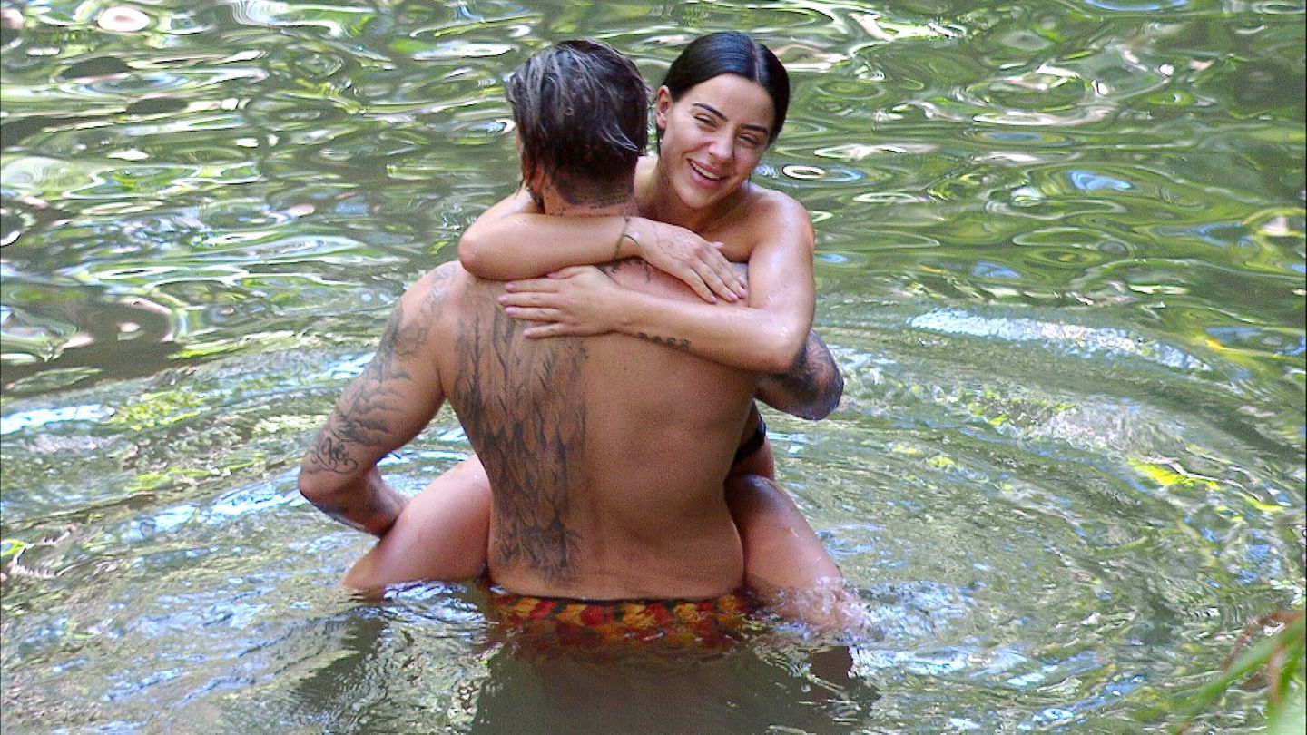 Dschungelcamp: Leyla hält sich im Weiher an Mike fest