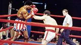 1976 feierte Weathers als Boxer Apollo Creed (links) in der "Rocky"-Reihe mit Sylvester Stallone (Mitte) seinen Durchbruch. 