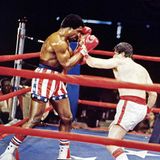 1976 feierte Weathers als Boxer Apollo Creed (links) in der "Rocky"-Reihe mit Sylvester Stallone (Mitte) seinen Durchbruch. 