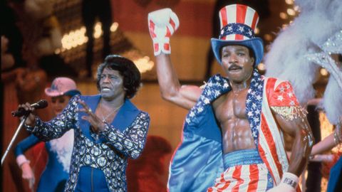 In drei Fortsetzung der "Rocky"-Reihe wirkte Weathers mit (hier mit James Brown) bis er in "Rocky IV" den Filmtod starb. Weathers Karriere erlebte mit den Box-Filmen einen früher Höhepunkt.