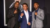 Sylvester Stallone, Carl Weathers und Michael B. Jordan recken die Faust in die Kamera