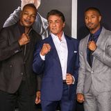 Sylvester Stallone, Carl Weathers und Michael B. Jordan recken die Faust in die Kamera