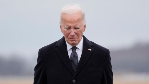 US-Präsident Joe Biden verneigt sich vor den Transportkoffern mit den sterblichen Überresten von drei Soldate