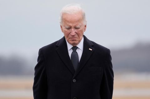 US-Präsident Joe Biden verneigt sich vor den Transportkoffern mit den sterblichen Überresten von drei Soldate