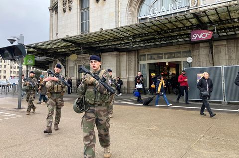 Nach einer Messerattacke patrouillieren Soldaten vor dem Bahnhof Gare de Lyon in Paris