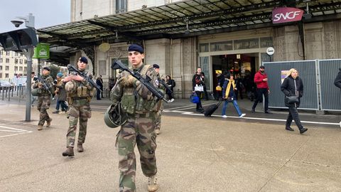 Nach einer Messerattacke patrouillieren Soldaten vor dem Bahnhof Gare de Lyon in Paris