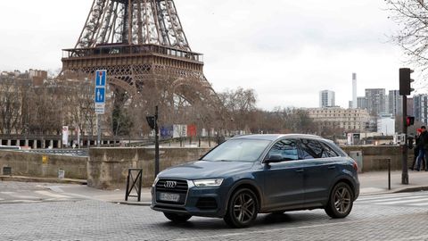 Ein SUV unter dem Paris Eiffelturm könnte künftig ein seltenerer Anblick werden