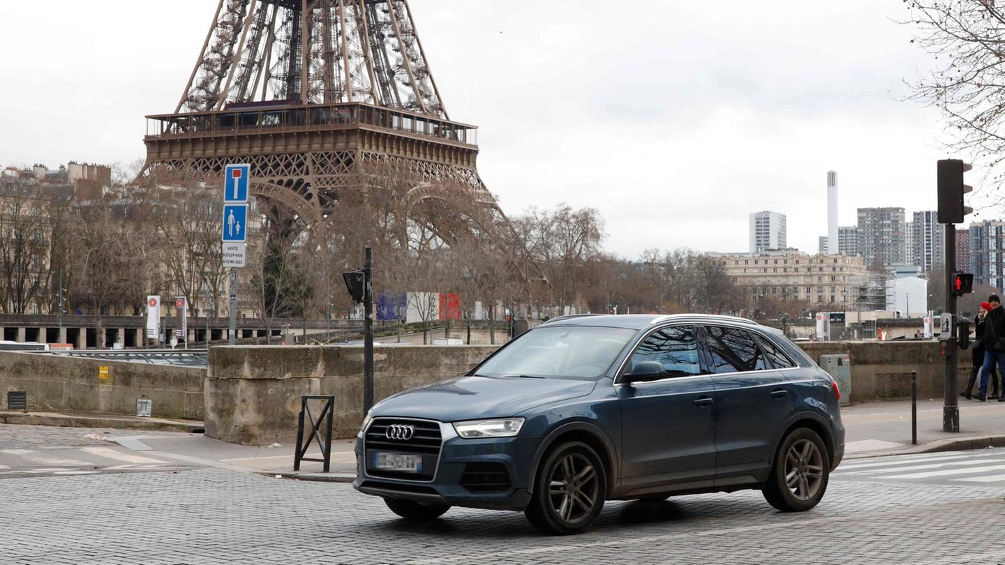 Paris votes on significantly higher parking fees for SUVs