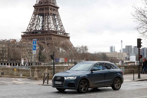 Ein SUV unter dem Paris Eiffelturm könnte künftig ein seltenerer Anblick werden