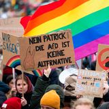 Ein buntes Meer aus Fahnen, Flaggen und Plakaten wogt durch die Bundeshauptstadt