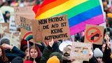 Ein buntes Meer aus Fahnen, Flaggen und Plakaten wogt durch die Bundeshauptstadt