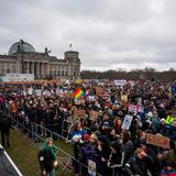 Angemeldet waren 100.000 Menschen. Geplant war eine Menschenkette unter dem Motto "Wir sind die Brandmauer"