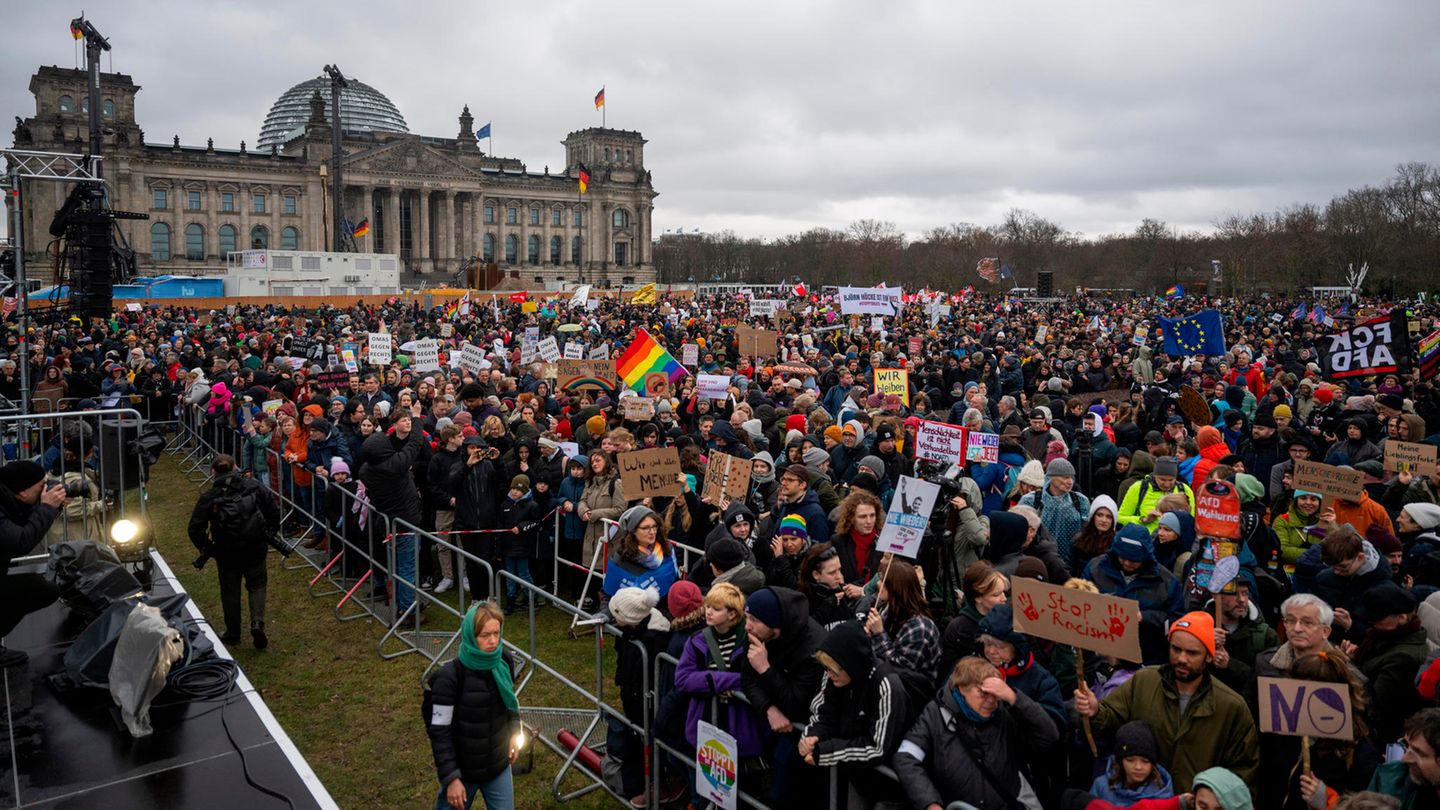 Angemeldet waren 100.000 Menschen. Geplant war eine Menschenkette unter dem Motto "Wir sind die Brandmauer" Angemeldet waren 100.000 Menschen. Geplant war eine Menschenkette unter dem Motto "Wir sind die Brandmauer"