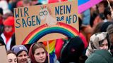 Auch das "Neinhorn" des Autoren und Künstlers Marc-Uwe Kling darf auf der Demo nicht fehlen