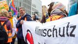 Klimaaktivisten der Letzten Generation nehmen ebenfalls an der Demo teil